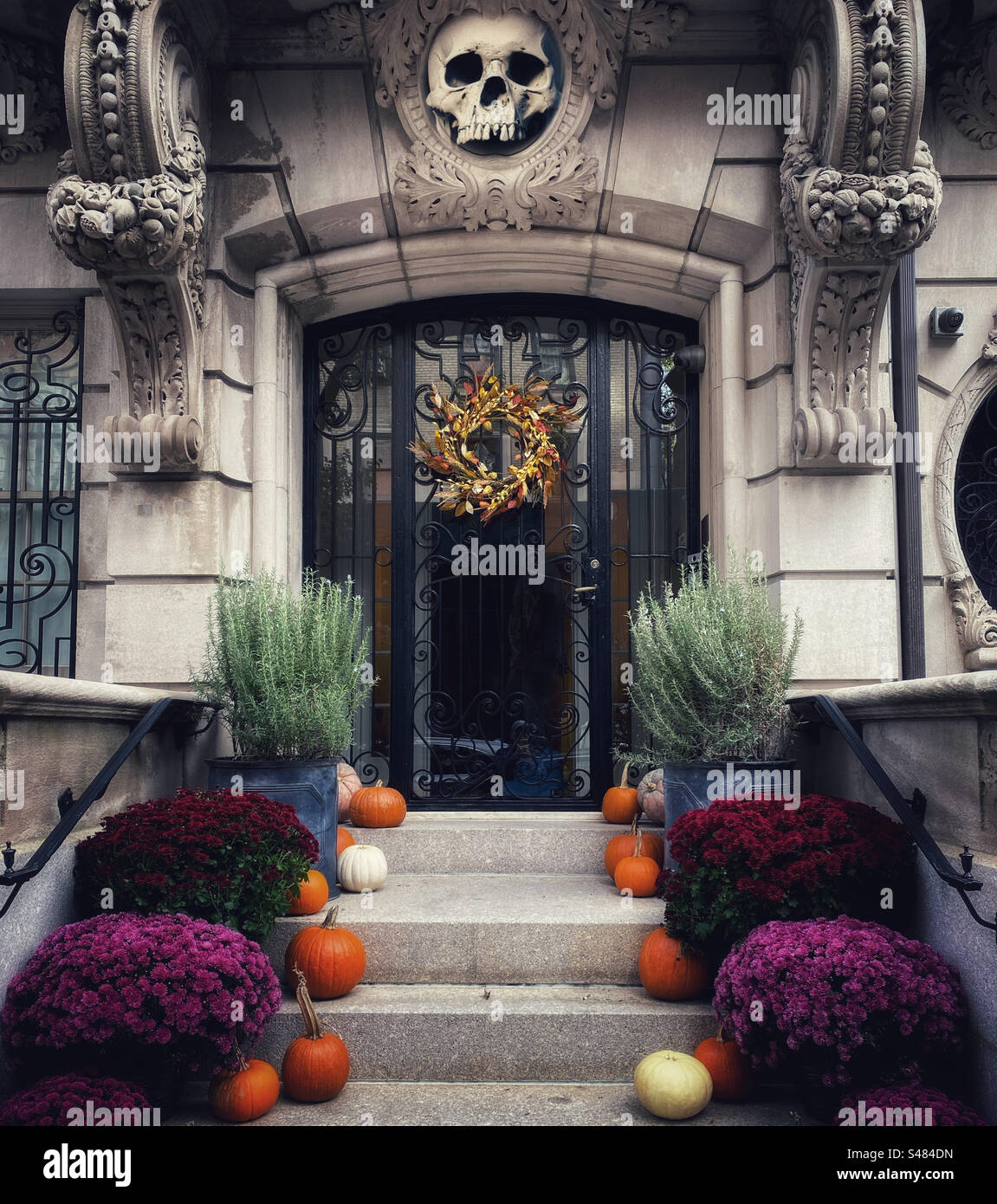 Decorazioni di Halloween all'ingresso di una casa cittadina di New York Foto Stock