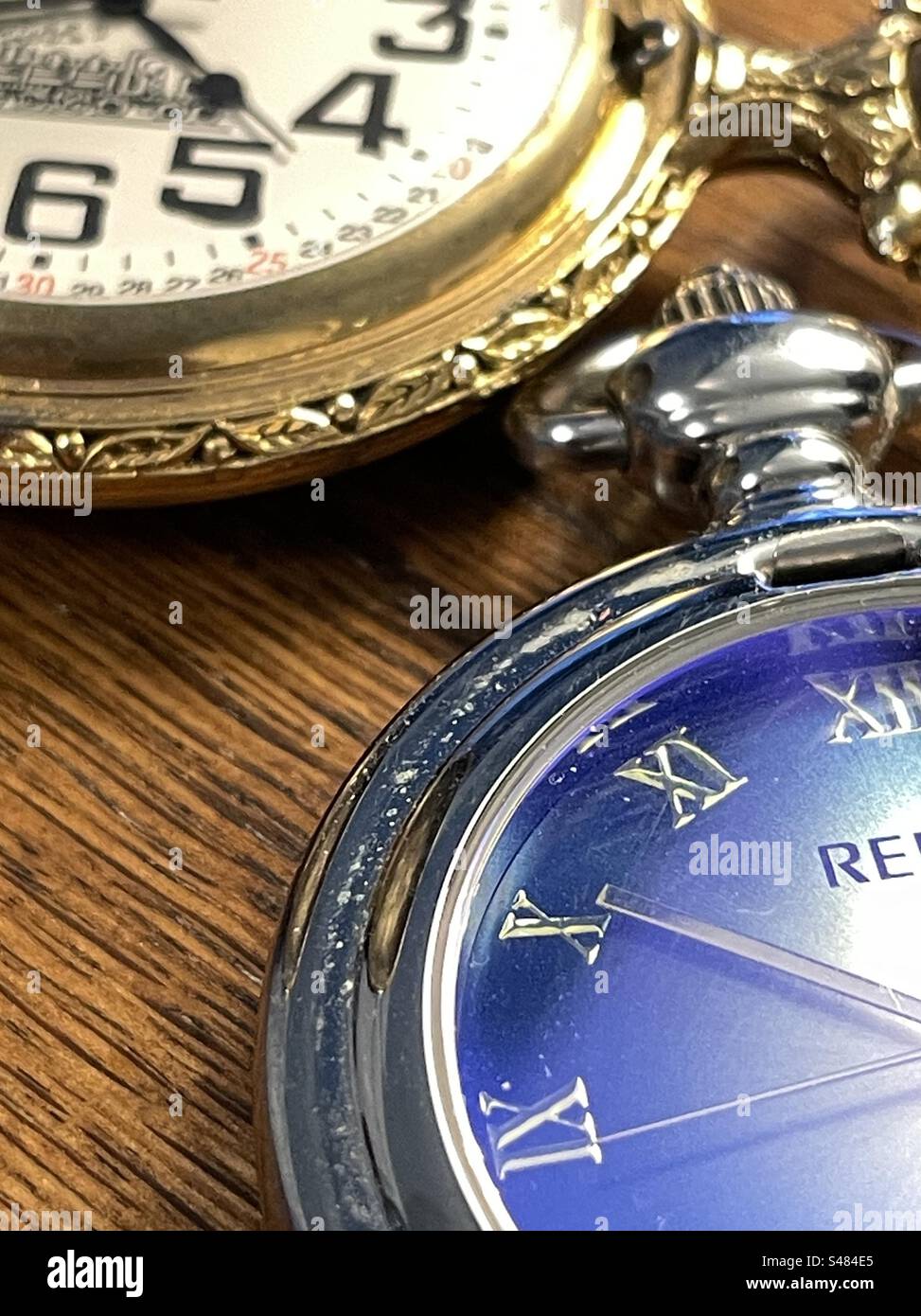Due orologi da tasca dallo stile diverso che mostrano i tempi sui loro volti in natura morta. - Immagine stock catturata con smartphone