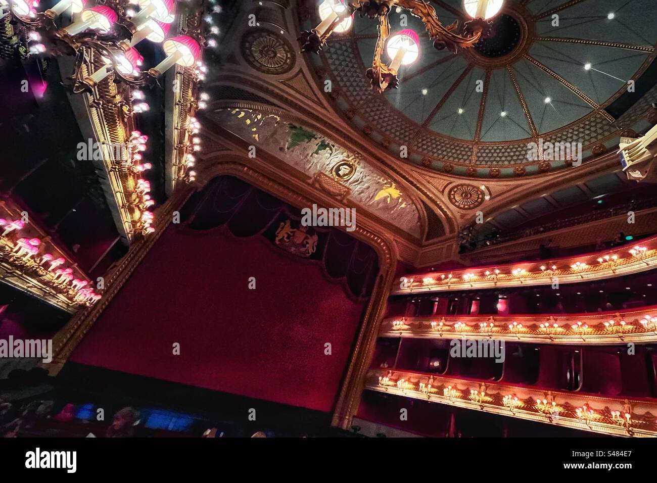 Prospettiva dell'interno della Royal Opera House nel Covent Garden di Londra con illuminazione accesa e posti a sedere su più livelli - Immagine stock catturata con smartphone