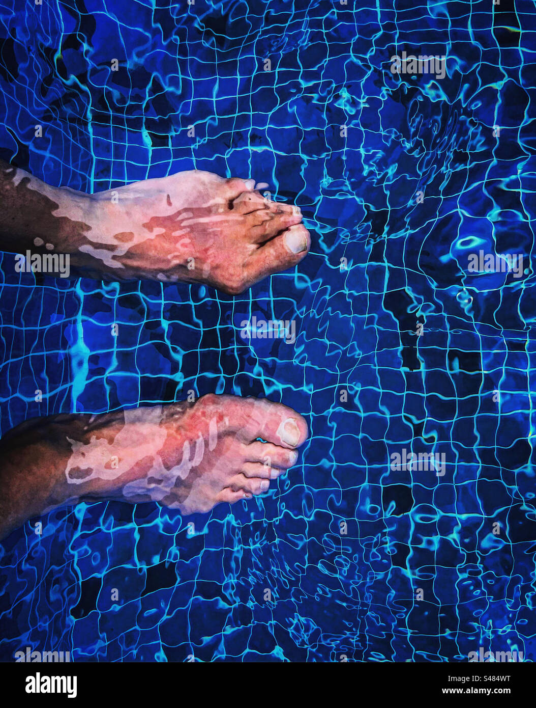 piedi nella piscina e vista sull'acqua durante le vacanze con la famiglia in un resort hotel destinazione per rilassarsi in un luogo zen durante l'estate o la stagione primaverile Foto Stock