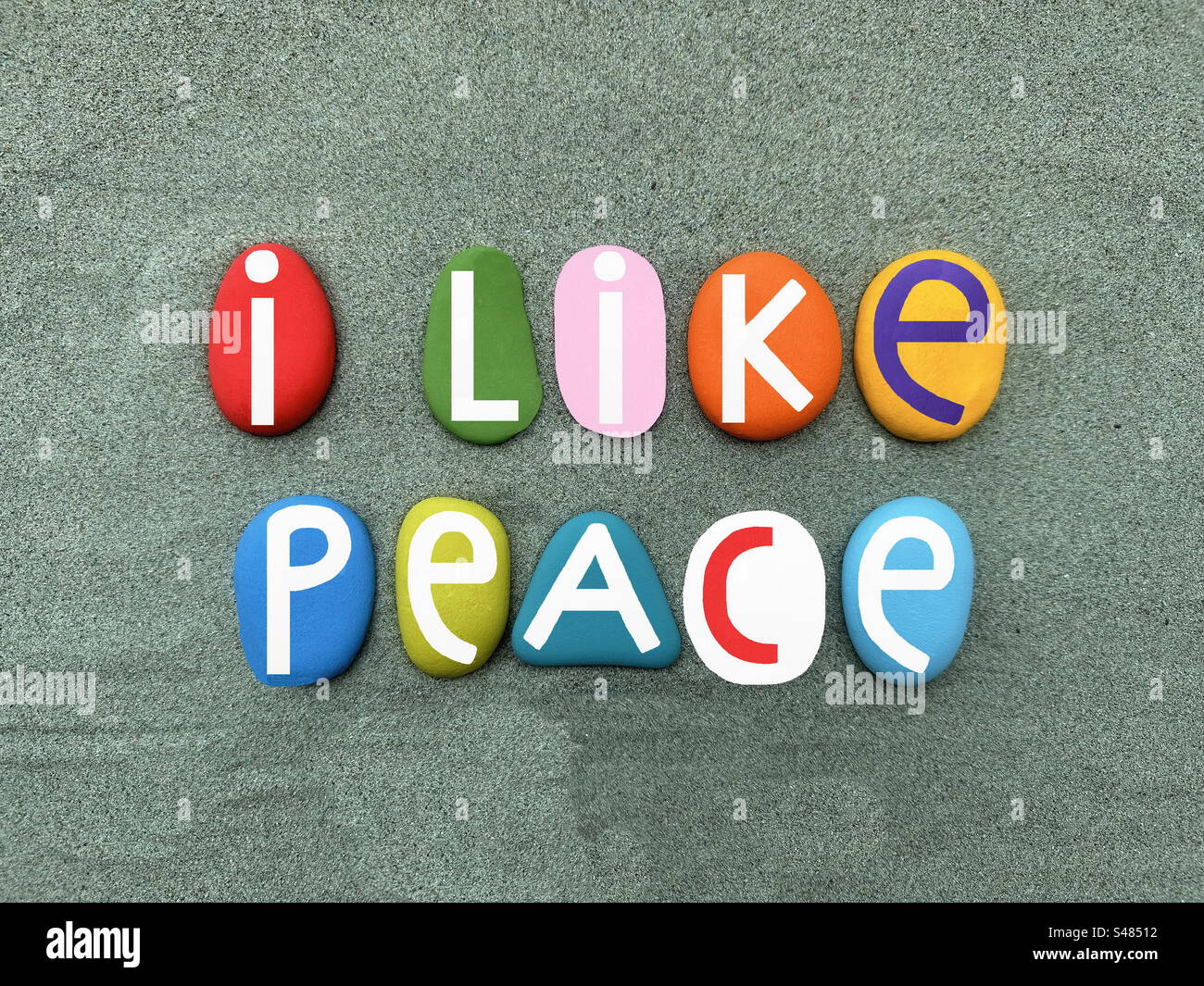 Mi piace la pace, il messaggio creativo composto da lettere di pietra multicolore dipinte a mano Foto Stock