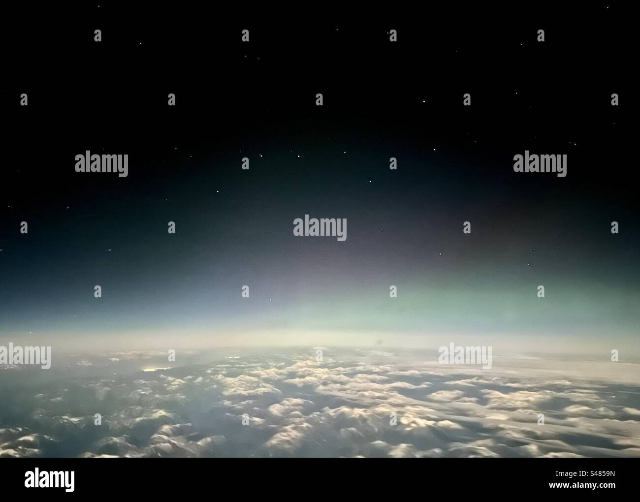 Foto notturna di Big Dipper / la costellazione dell'aratro con l'aurora boreale. Foto Stock