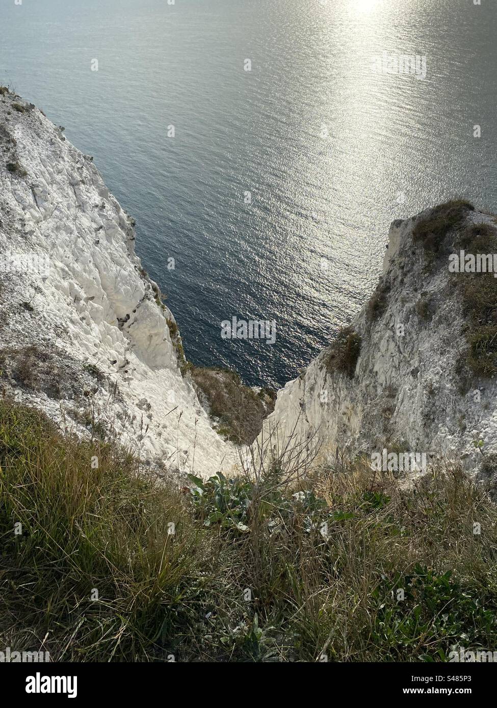 Guardando verso il basso le bianche scogliere di dover verso il mare Foto Stock