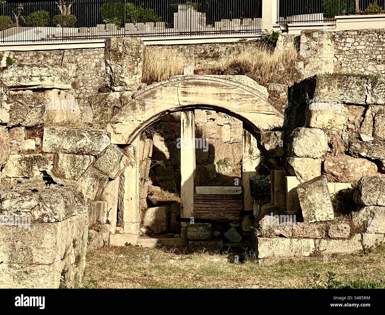 Struttura in rovina presso l'antico cimitero di Kerameikos, sito archeologico di Atene, Grecia Foto Stock