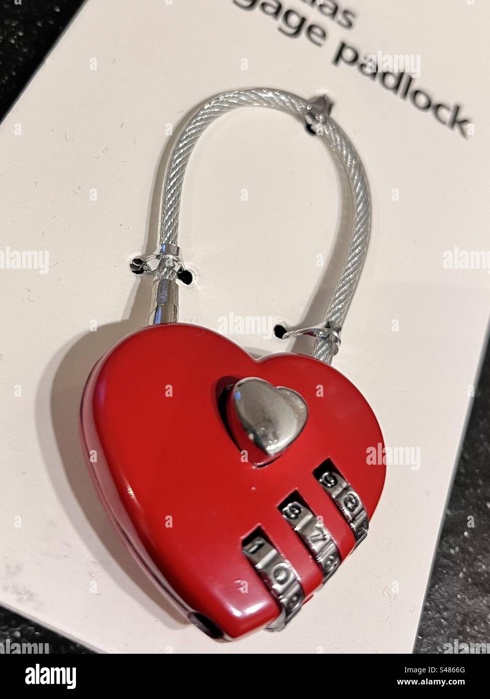 Lucchetto per valigie a forma di cuore nella confezione - Immagine stock catturata con smartphone