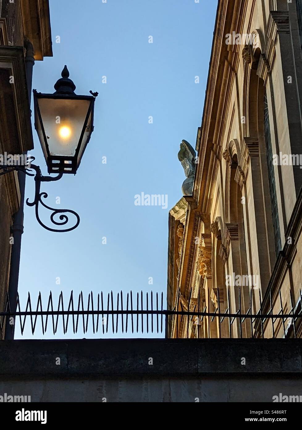 Lampada illuminata su Queens Lane Oxford Regno Unito Foto Stock