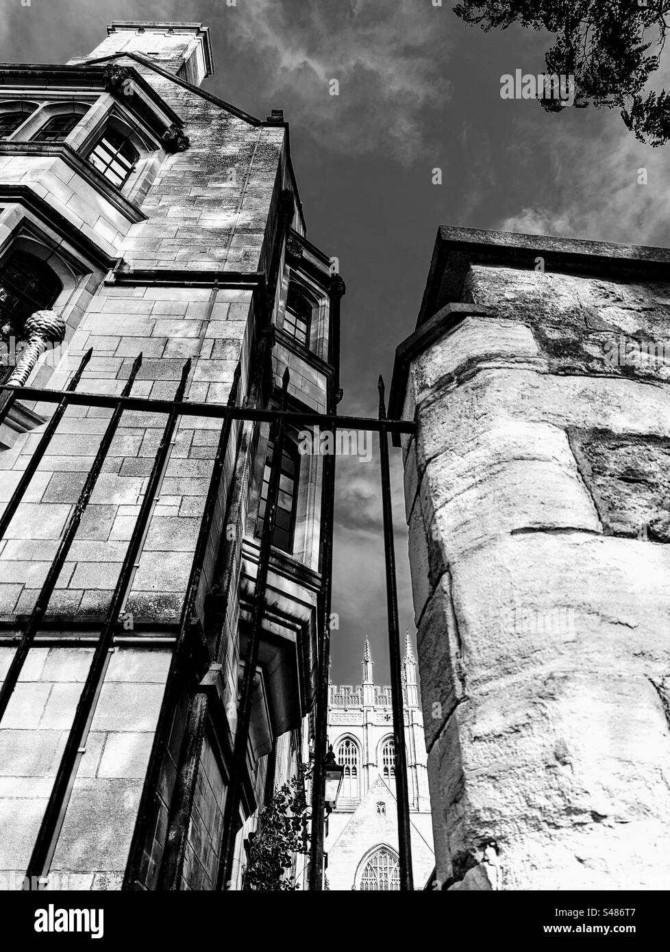 Merton Tower, Merton probabilmente il più antico college di Oxford. Le mura della città corrono lungo il bordo dei terreni del college, e si dice che il giardino dei Fellows sia stato costruito su pozze di peste Foto Stock