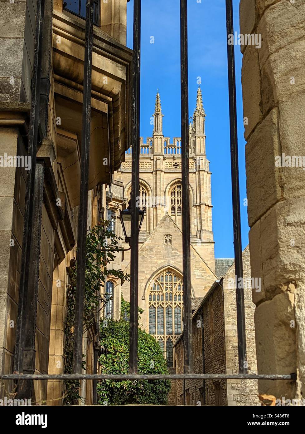 Merton Tower, Merton probabilmente il più antico college di Oxford. Le mura della città corrono lungo il bordo dei terreni del college, e si dice che il giardino dei Fellows sia stato costruito su pozze di peste Foto Stock