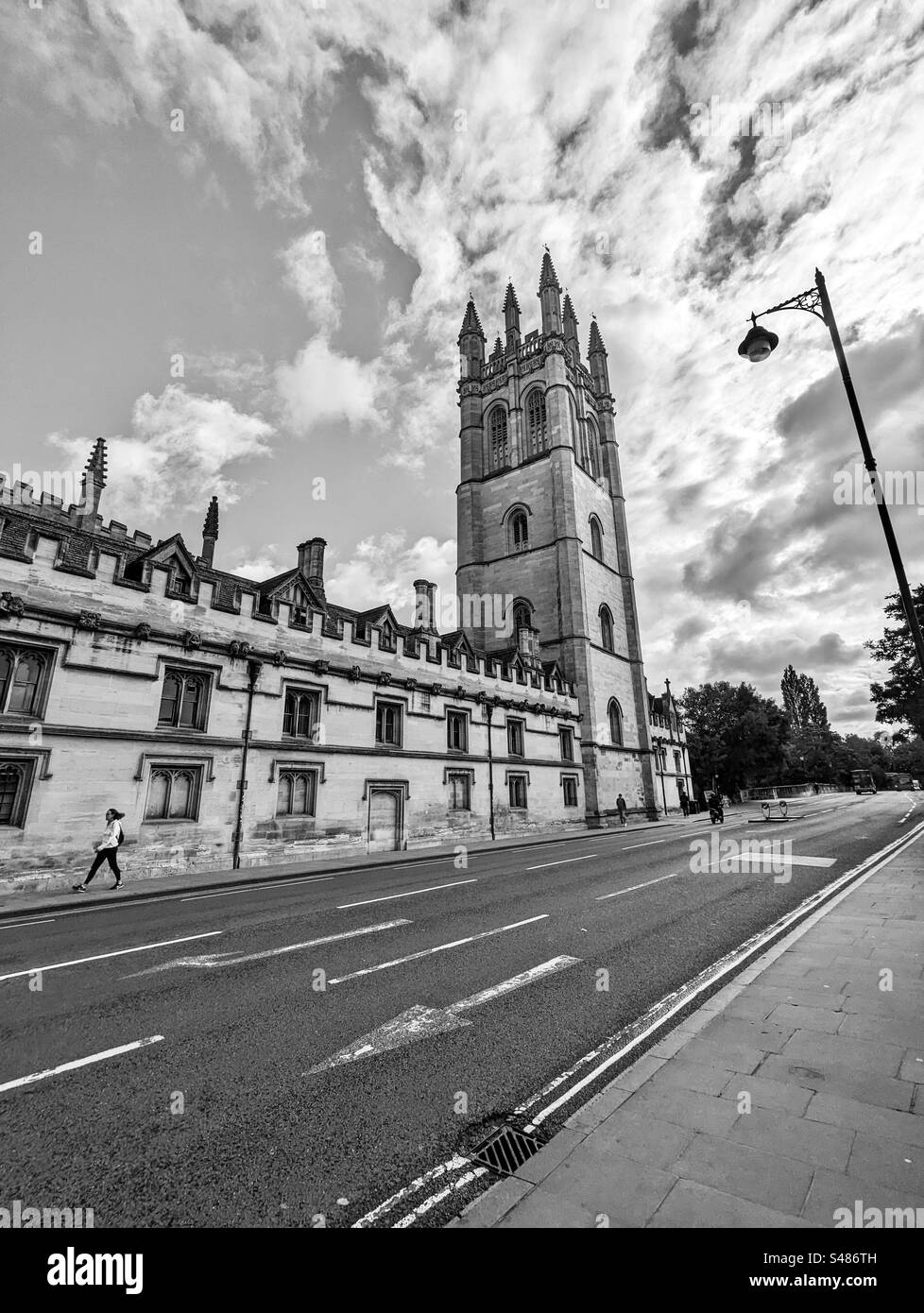 Magdalen College Oxford UK da High Street, sotto un cielo nuvoloso Foto Stock