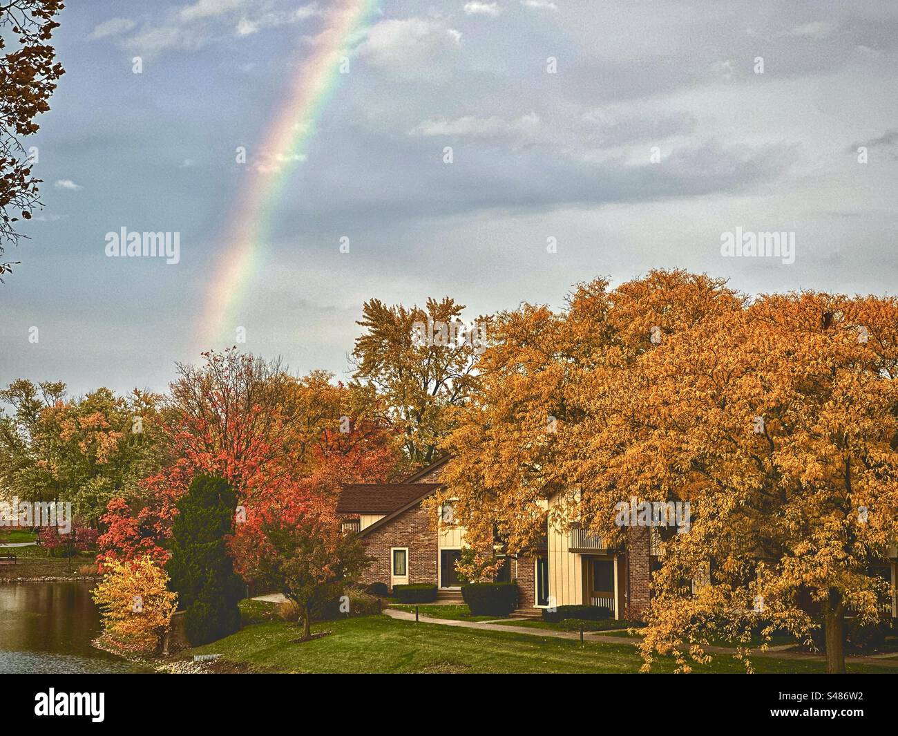 Splendidi colori autunnali con arcobaleno Foto Stock