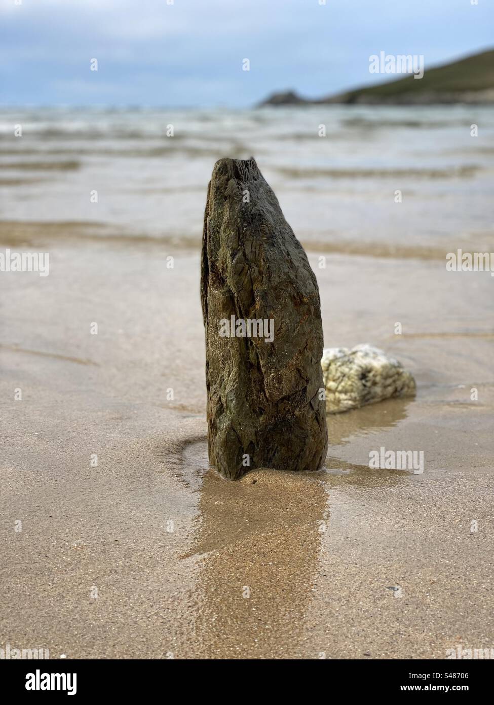 La roccia si trovava in posizione eretta nella sabbia Foto Stock