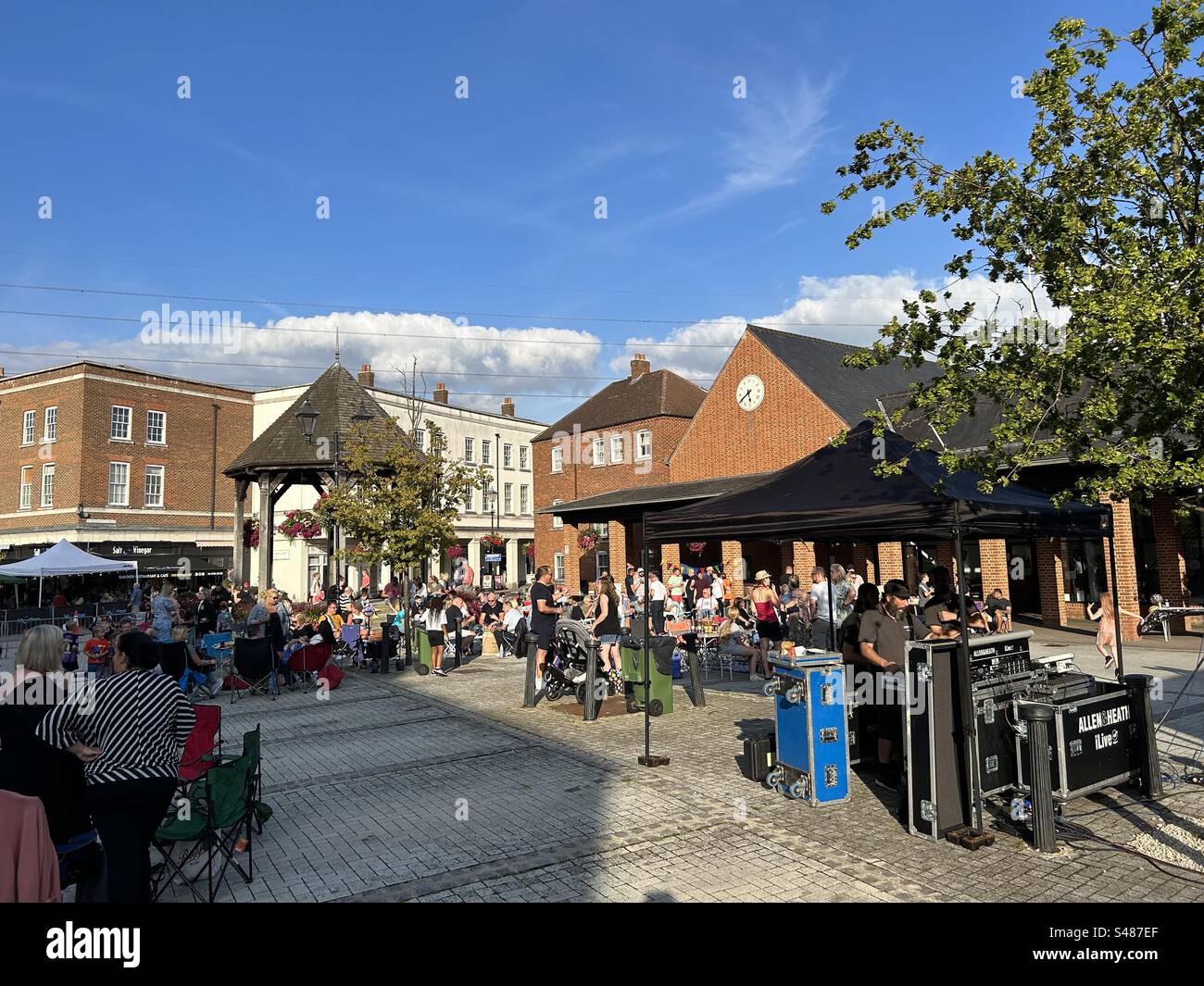 Concerto di musica nella piazza del paese. Aylesbury, Regno Unito, settembre 2023. Foto Stock