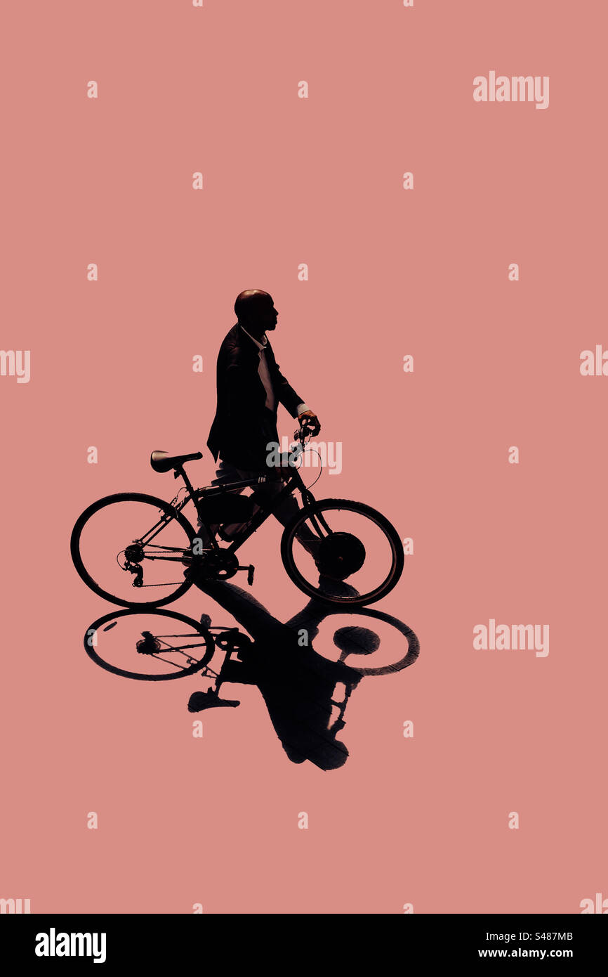 Silhouette di un uomo che spinge una bicicletta su un semplice sfondo colorato con spazio per ombre e copie - Immagine stock catturata con smartphone