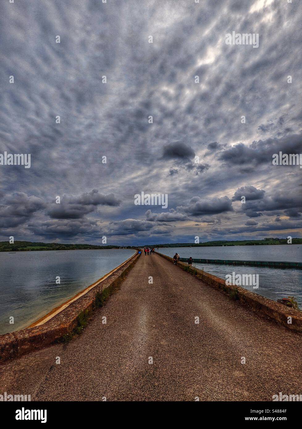 Causeway attraverso Farmoor Reservoir, Oxfordshire, Regno Unito Foto Stock