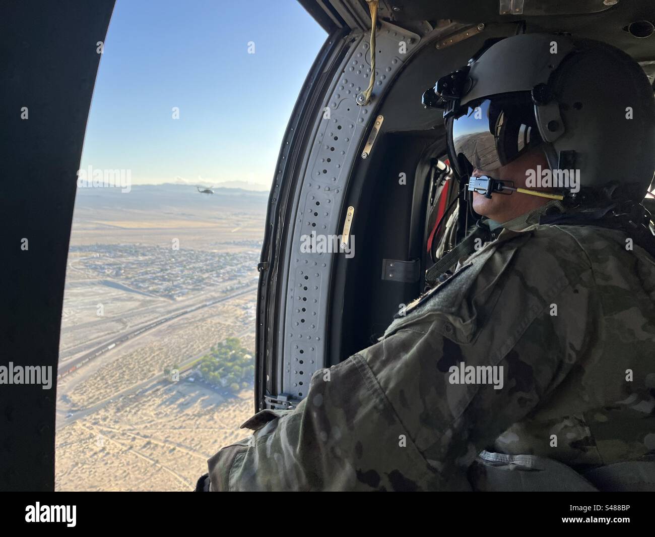 A bordo di un elicottero Blackhawk in California sulla strada per Fort Irwin Foto Stock
