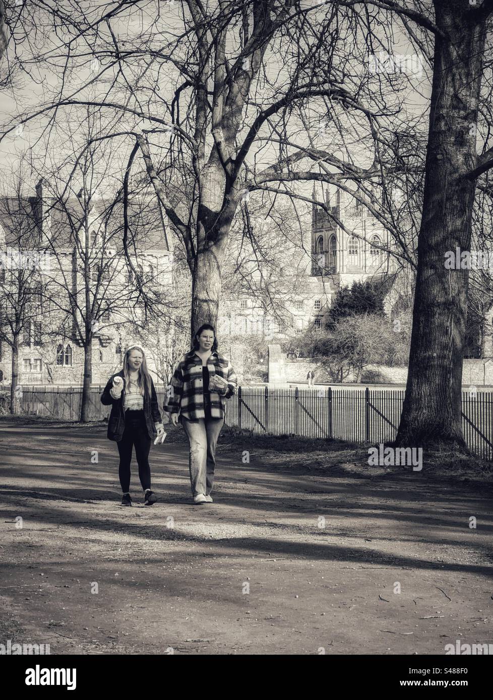 Camminatori sul Christ Church Meadow Oxford YK, con Christ Church College e Merton Tower sullo sfondo Foto Stock