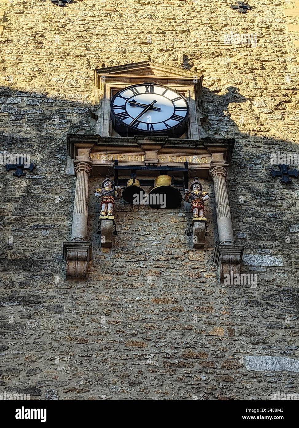 Soldati romani alla torre Carfax Oxford, Regno Unito. Colpiscono le campane per un quarto d'ora Foto Stock