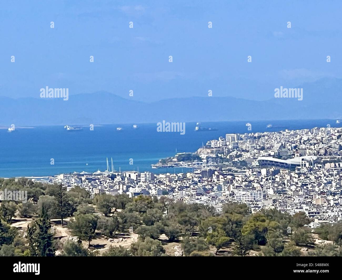 Dalla cima della collina dell'Acropoli di Atene è possibile vedere la città portuale del Pireo e le splendide acque del Golfo Saronico. - Immagine stock catturata con smartphone