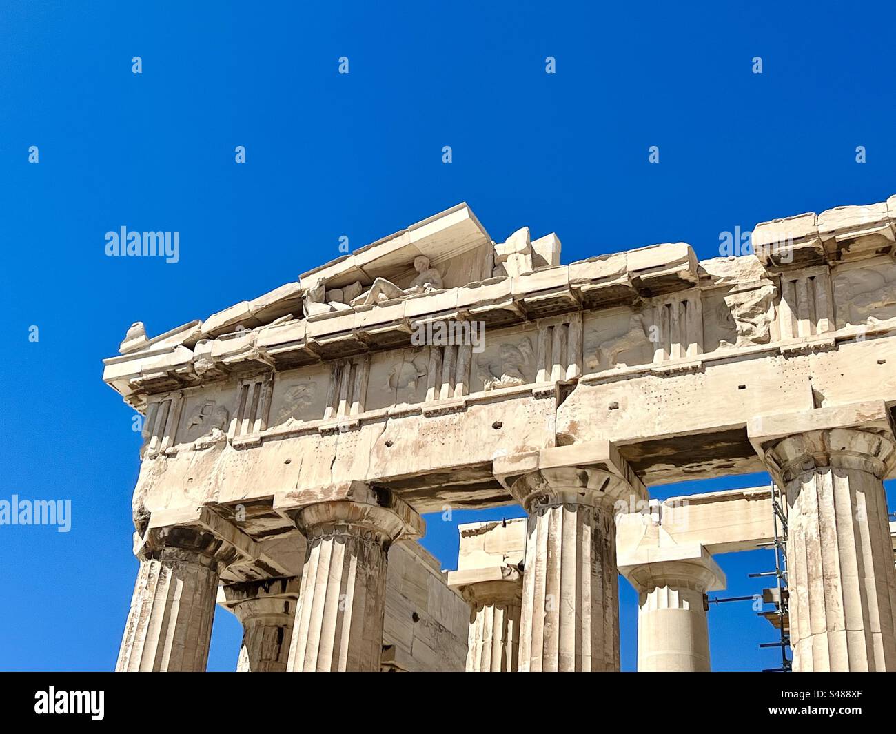 Fregio e frontone in cima alle colonne del Partenone, Atene - Immagine stock catturata con smartphone