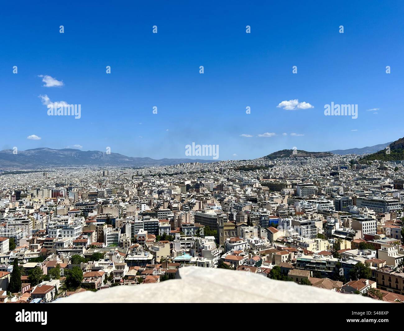 Splendida vista panoramica della città di Atene e delle montagne dalla cima della collina dell'Acropoli in una giornata estiva in Grecia. Foto Stock