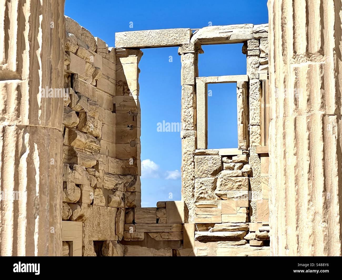 Le mura dell'Eretteo, noto anche come Tempio precedente di Atena Polias, si trovano nel sito archeologico della collina dell'Acropoli di Atene - Immagine stock catturata con smartphone