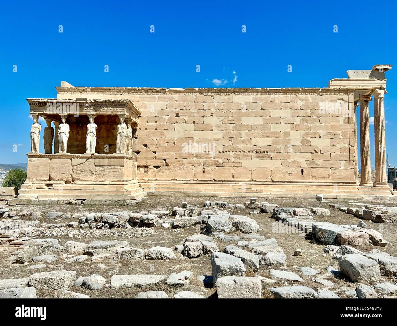 La struttura di Erchtheion con il Proch delle Cariatidi in cima al sito archeologico della collina dell'Acropoli ad Atene, in Grecia. - Immagine stock catturata con smartphone