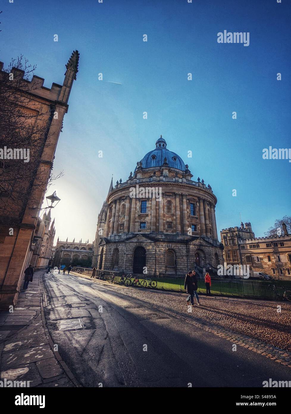 Radcliffe camera, Oxford, Regno Unito, con l'All Saints College e il Brasenose College sullo sfondo Foto Stock
