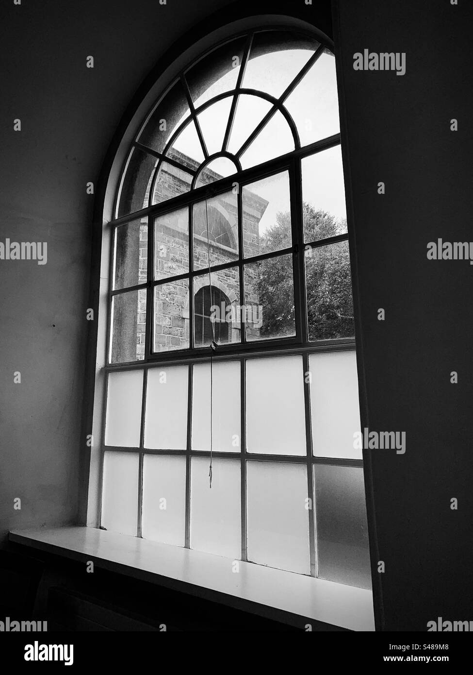Visualizzare attraverso una finestra in bianco e nero Foto Stock