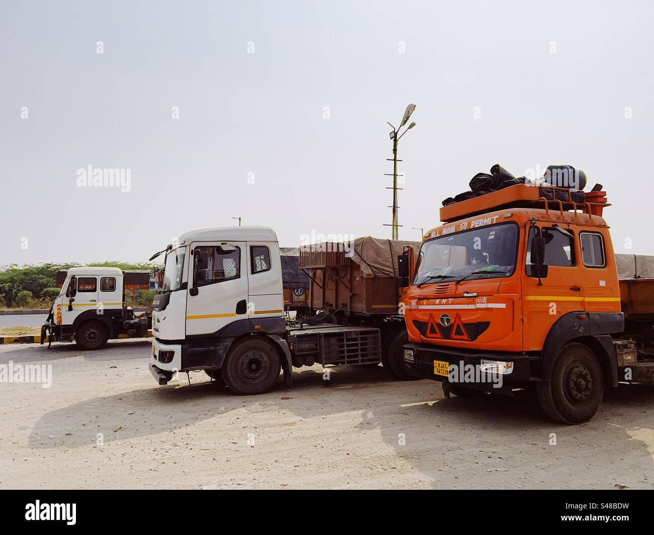 Camion da carico parcheggiati su una Indian National Highway - Immagine stock catturata con smartphone