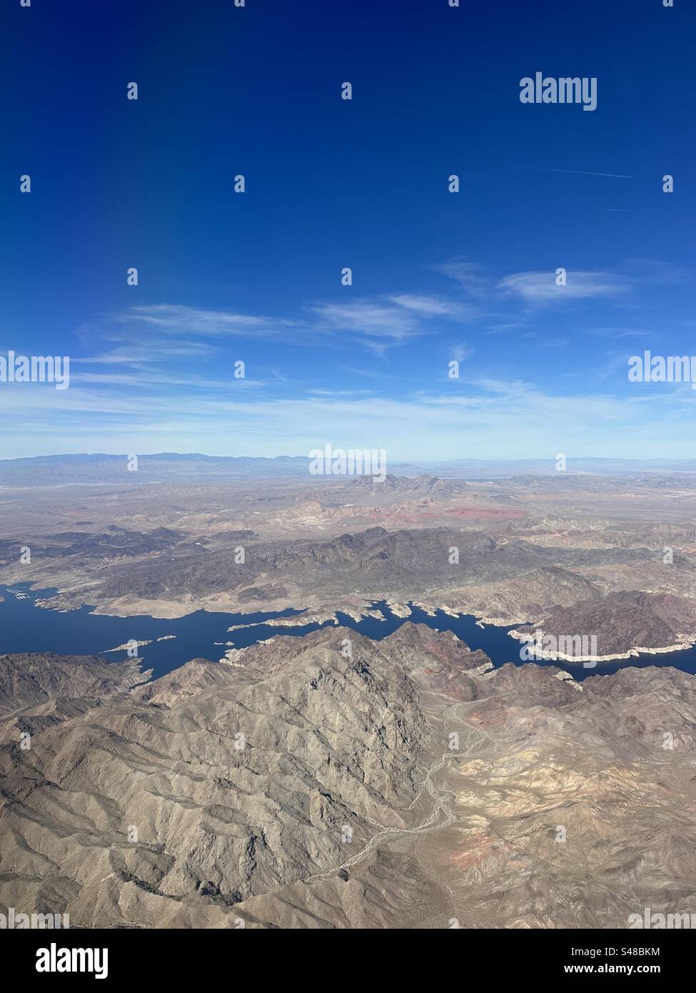 Vista aerea del terreno roccioso e del lago Mead di Las Vegas, Nevada Foto Stock