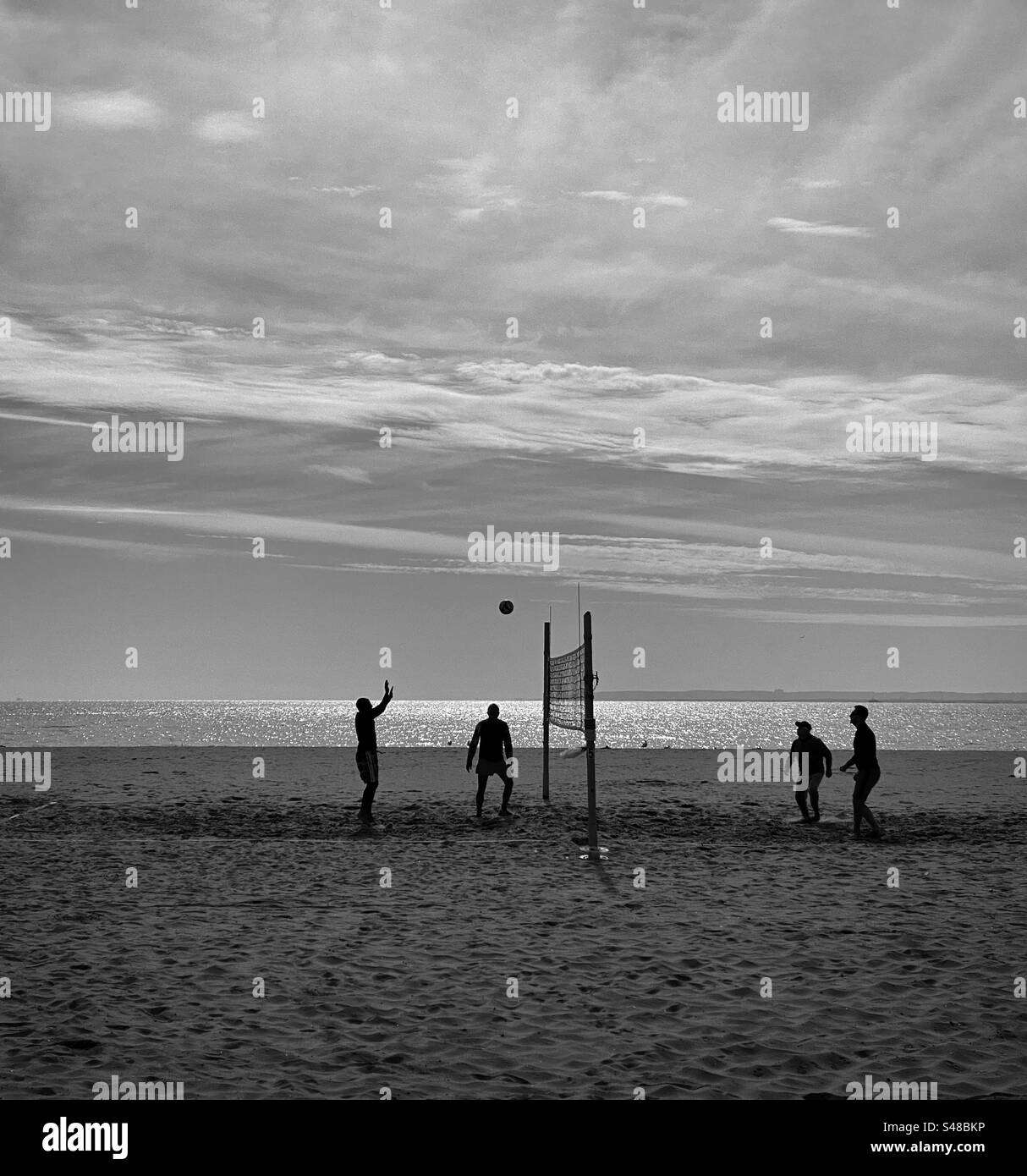 Giocatori di pallavolo su una spiaggia - Immagine stock catturata con smartphone
