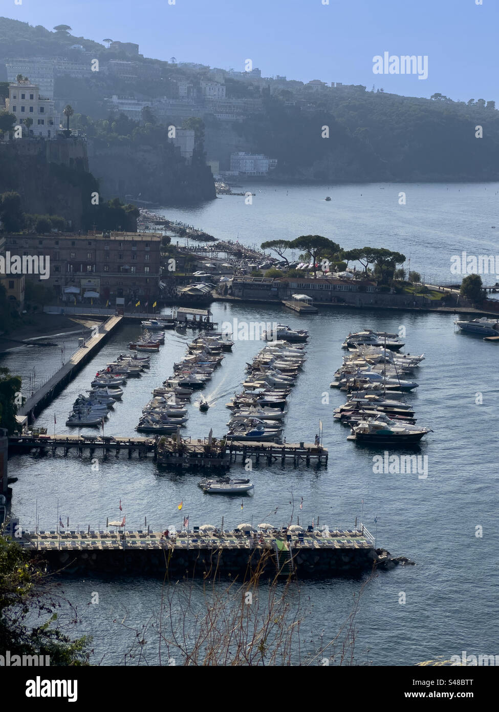 Sorrento Marina grande. Via Marina grande 80067 Sorrento NA Italia: Phillip Roberts - Immagine stock catturata con smartphone