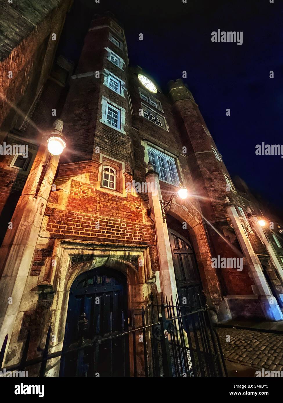 Prospettiva della torre e dell'orologio del St James's Palace a Londra, illuminati di notte - Immagine stock catturata con smartphone