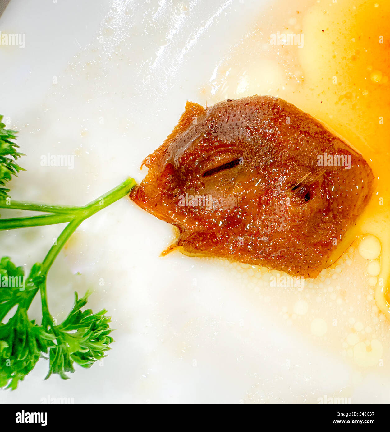 Testa di pollo in una tradizionale preparazione cinese di Capodanno a base di pollo al vapore. Si ritiene buona fortuna includere la testa, che simboleggia l'inizio dell'anno Foto Stock