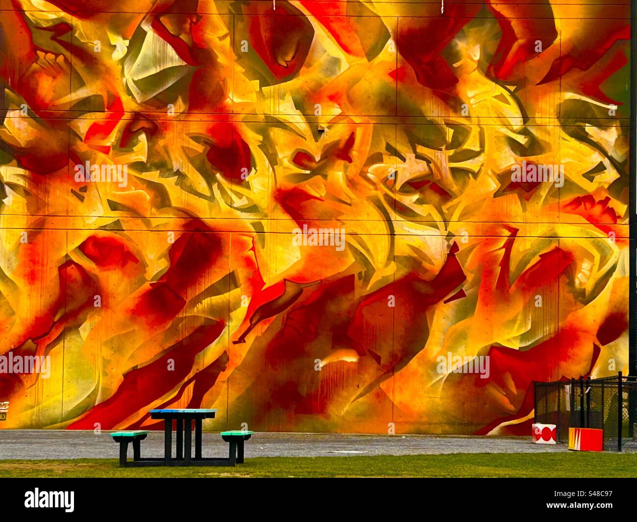 Parco e murale, centro di Calgary, Alberta, tavolo da picnic, - Immagine stock catturata con smartphone