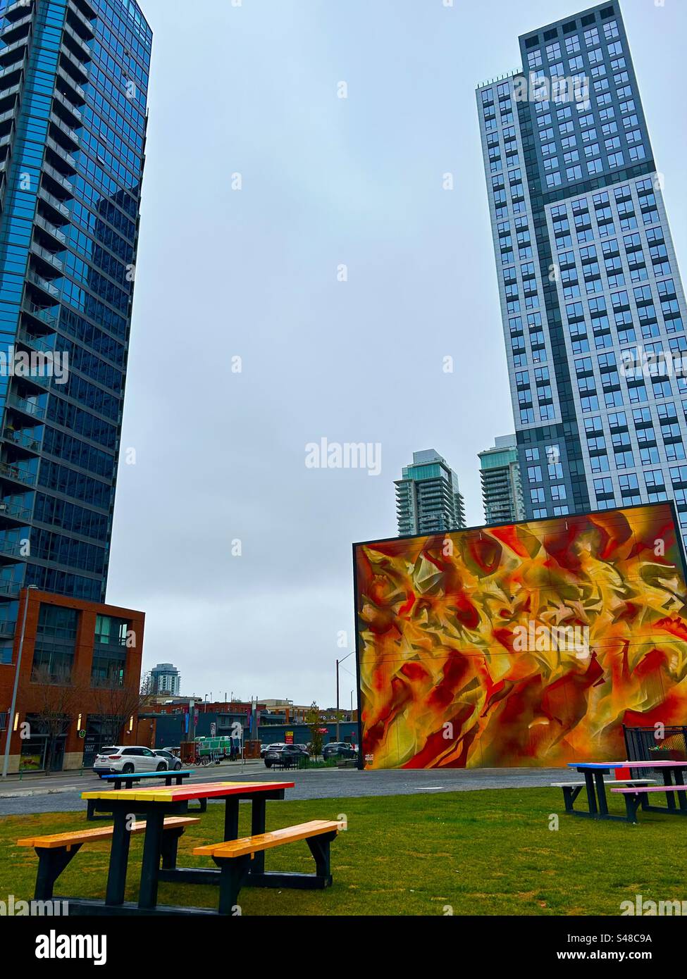Parco e murale, centro di Calgary, Alberta, tavolo da picnic, uffici, appartamenti alti, - Immagine stock catturata con smartphone