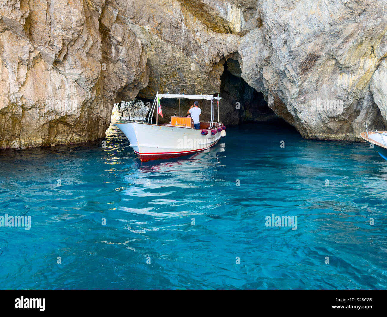 La grotta verde sull'isola italiana di Capri: Phillip Roberts - Immagine stock catturata con smartphone