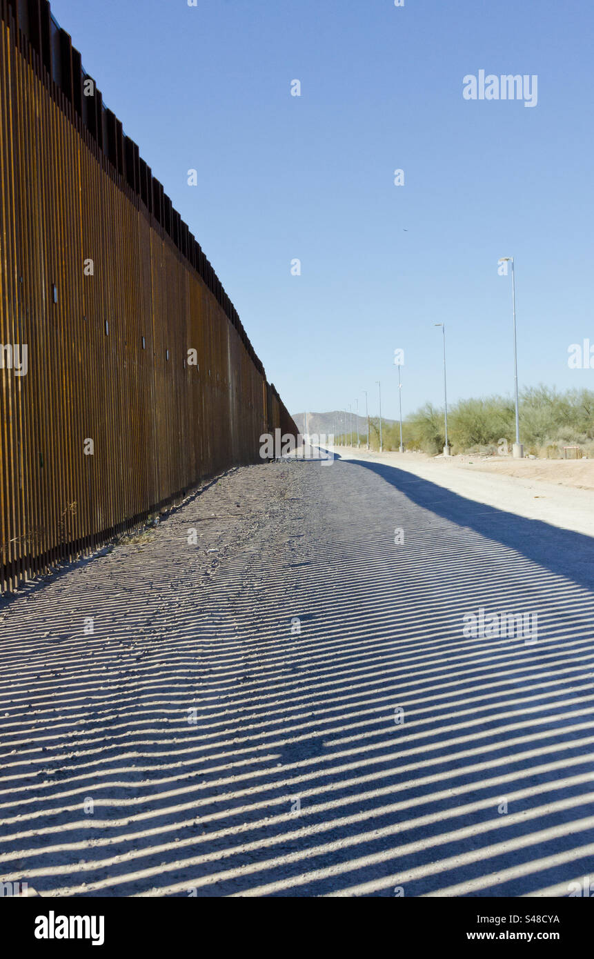 Il muro di confine tra gli Stati Uniti e il Messico nel parco nazionale dei cactus delle canne degli organi - Immagine stock catturata con smartphone
