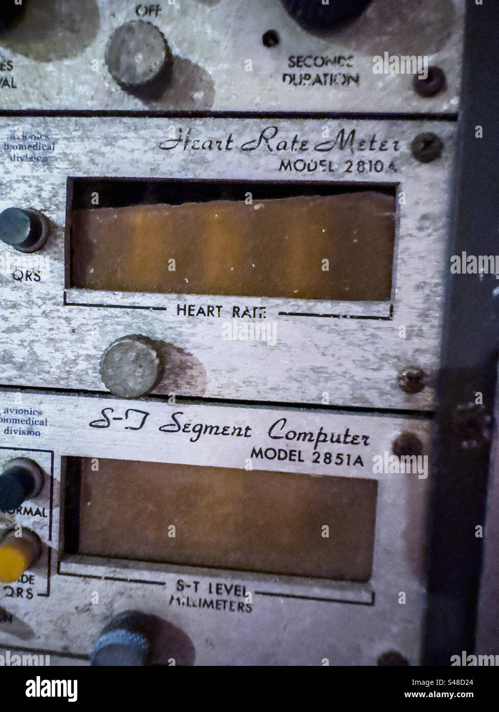 Primo piano di un antico monitor cardiaco Avionics stress test, modello 2900b, con tracciato ECG (porzione del tratto ST), misuratore della frequenza cardiaca Foto Stock