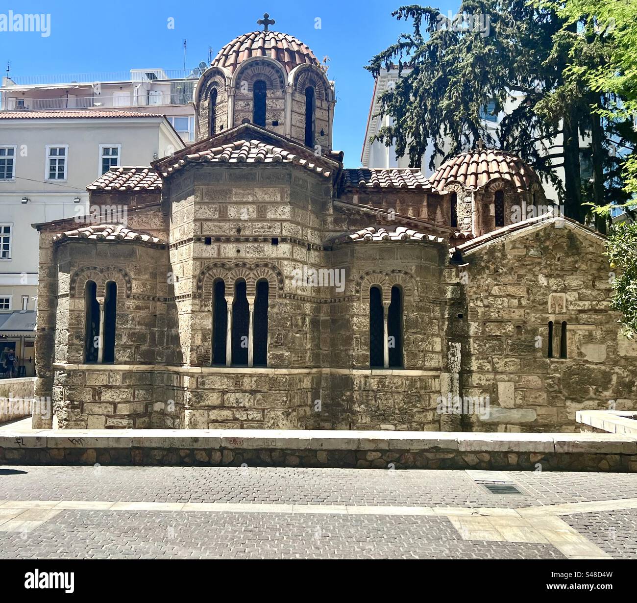 Bella piccola chiesa greco-ortodossa nel cuore di Atene. Foto Stock