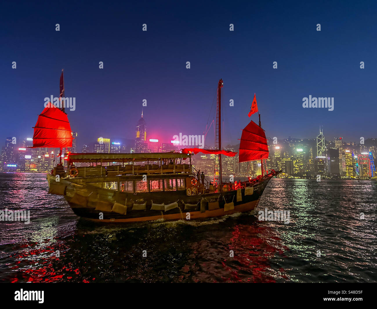 Classic Hong Kong Junk offre crociere con cena al porto di Hong Kong Foto Stock