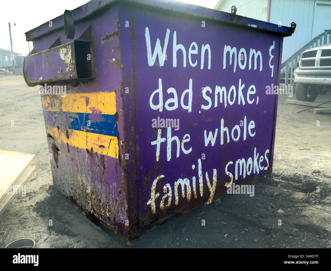 Messaggio di servizio pubblico sui cassonetti locali nella città artica di Uqtiakvik (precedentemente nota come Barrow), Alaska Foto Stock