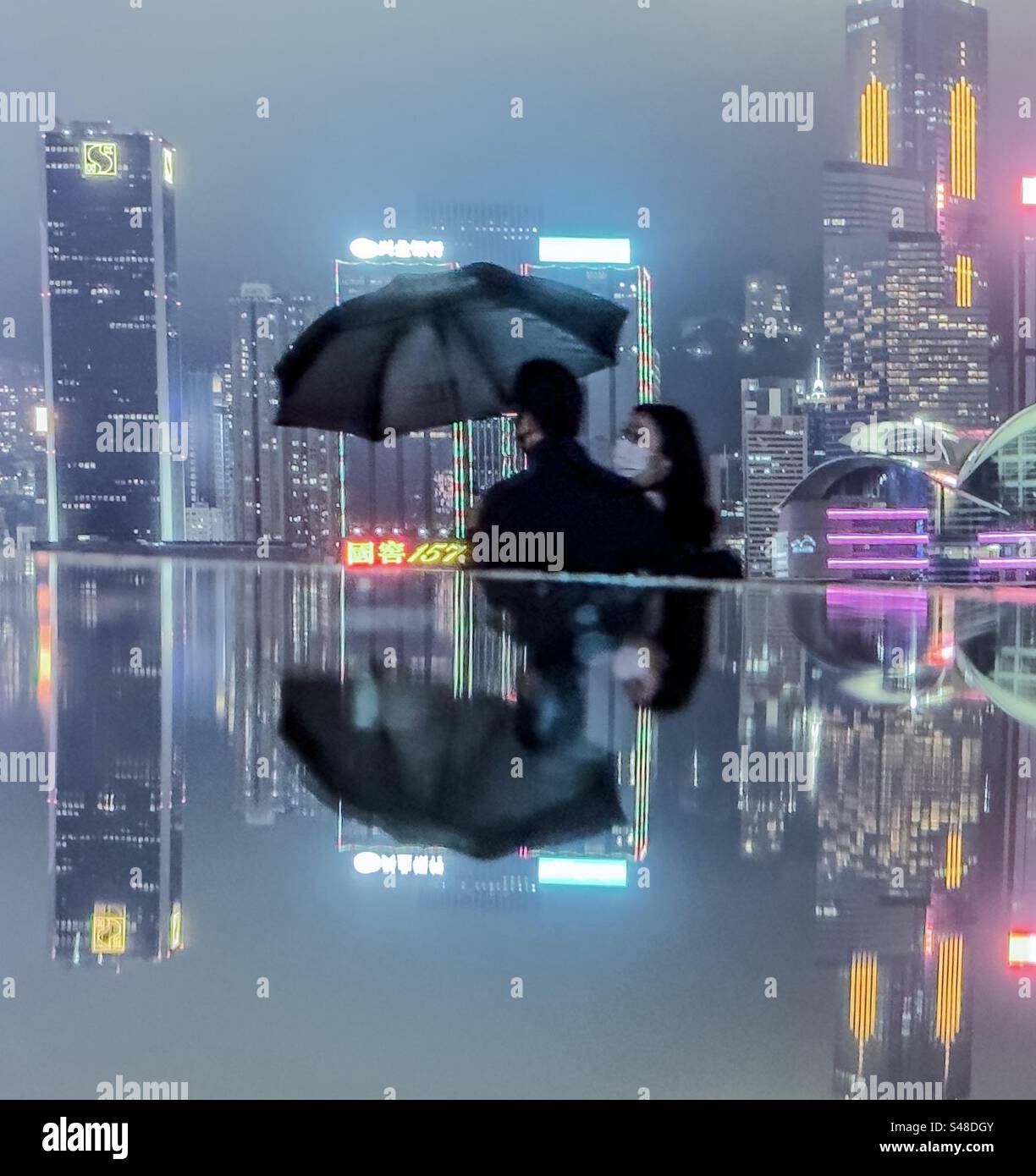 Camminando lungo la passeggiata sul lungomare di Kowloon in una giornata di pioggia a Hong Kong - Immagine stock catturata con smartphone