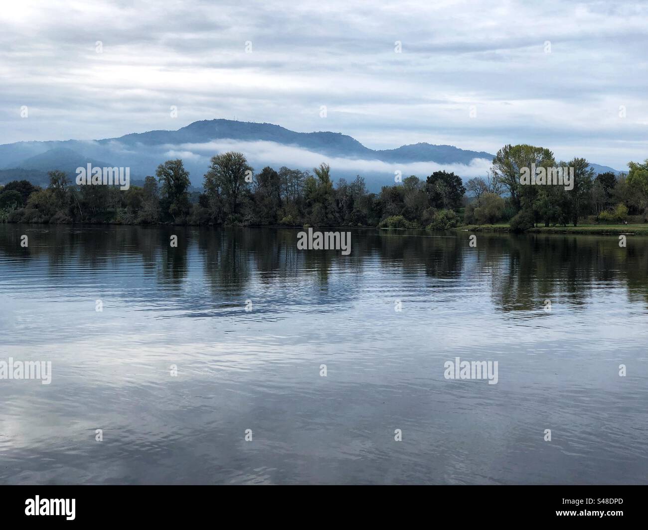 Valena, Portogallo - 22 ottobre 2023: La Spagna settentrionale, che guarda dal Portogallo attraverso il fiume Minho, separando due paesi europei - Immagine stock catturata con smartphone