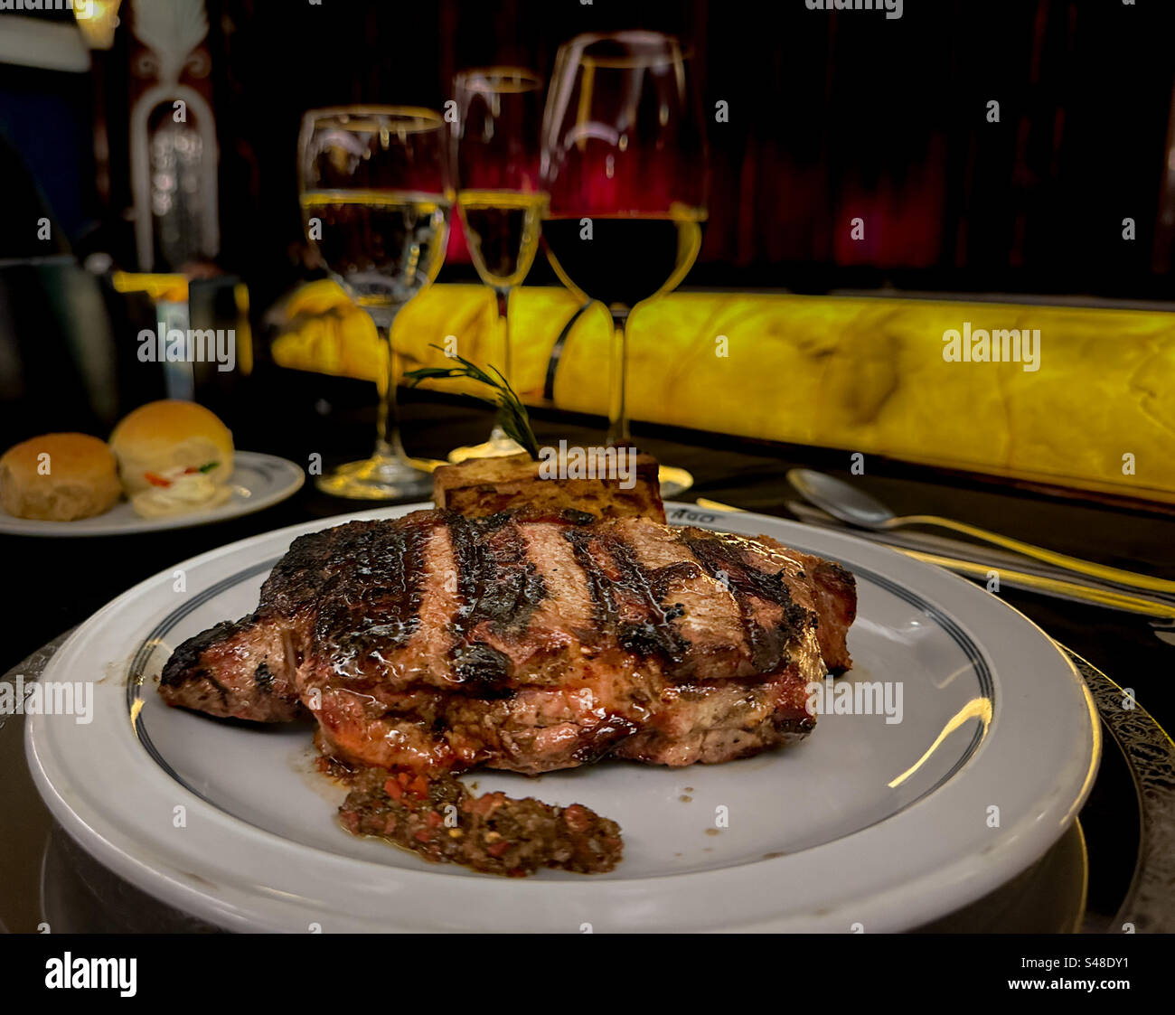 Vino e cena in uno spettacolo di tango a Buenos Aires - Immagine stock catturata con smartphone