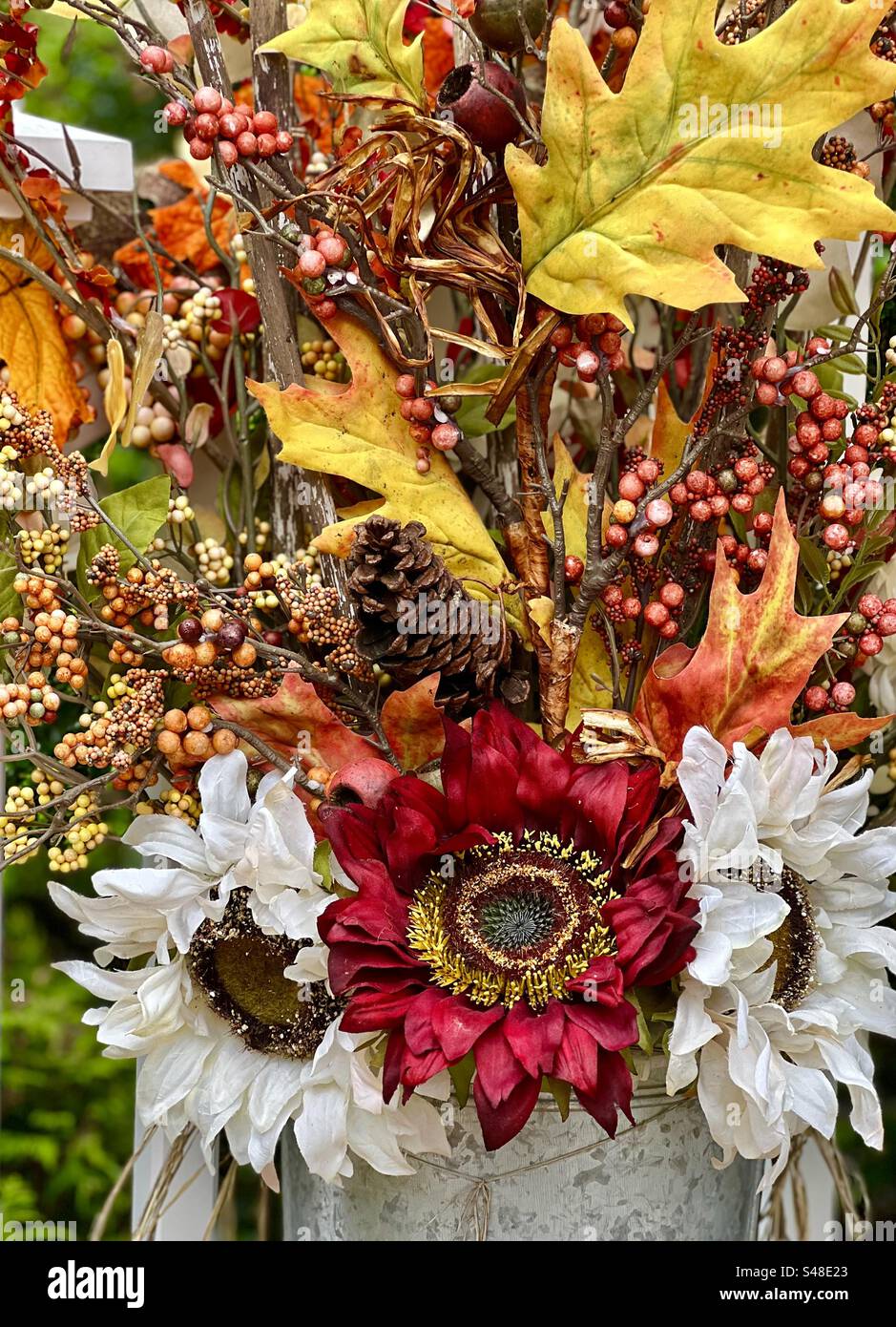 Fiori finti e decorazioni di fogliame in autunno - Immagine stock catturata con smartphone