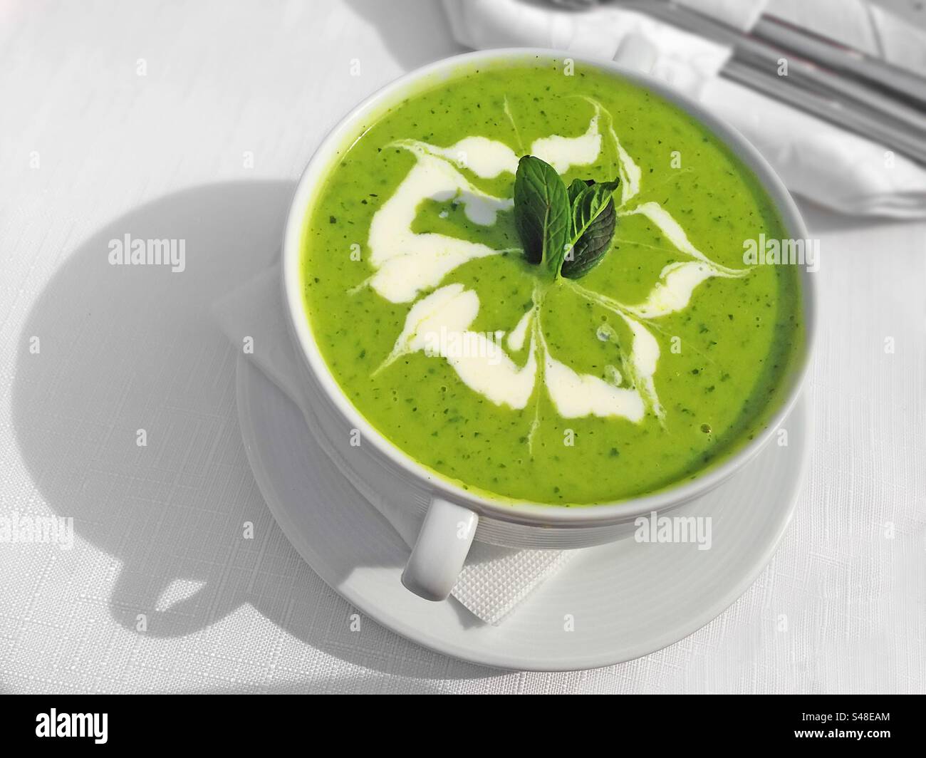 Zuppa di broccoli vegan verde - Immagine stock catturata con smartphone