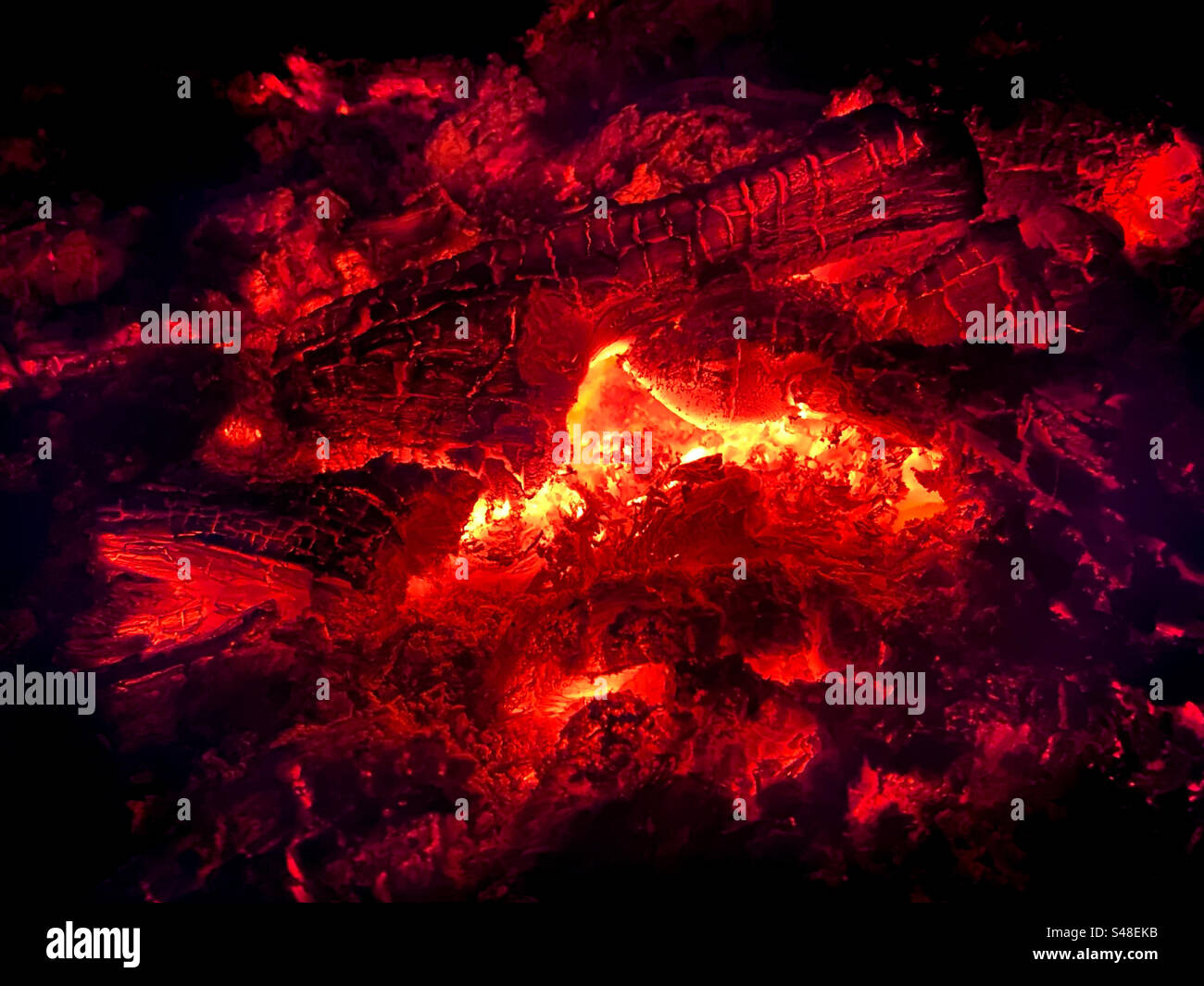 Tronchi accesi in un fuoco da campeggio - Immagine stock catturata con smartphone