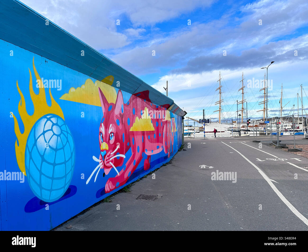 Un murale di un gatto accanto al porto, Gothenburg, Svezia. Foto Stock