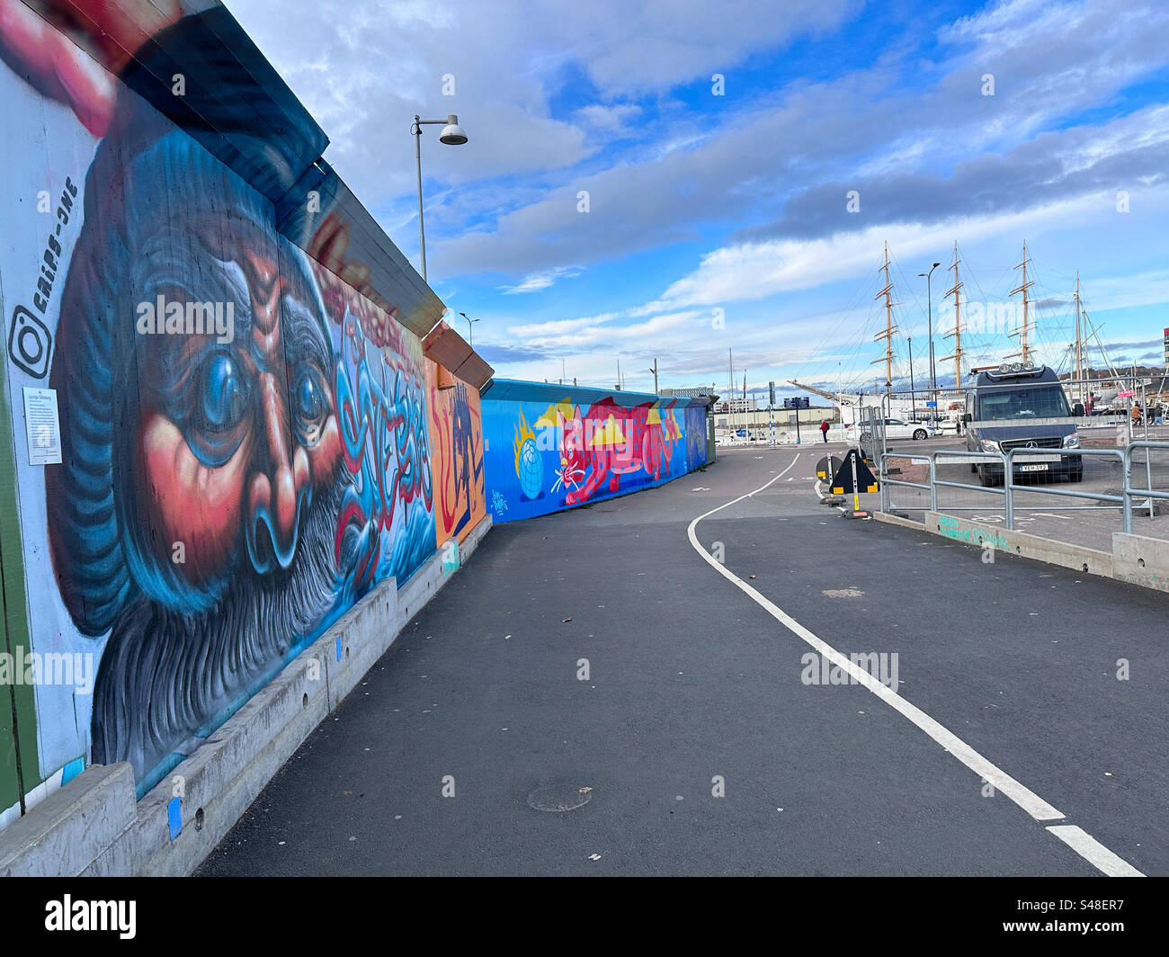 Un murale su un muro che conduce al porto di Gothenburg , Svezia. - Immagine stock catturata con smartphone